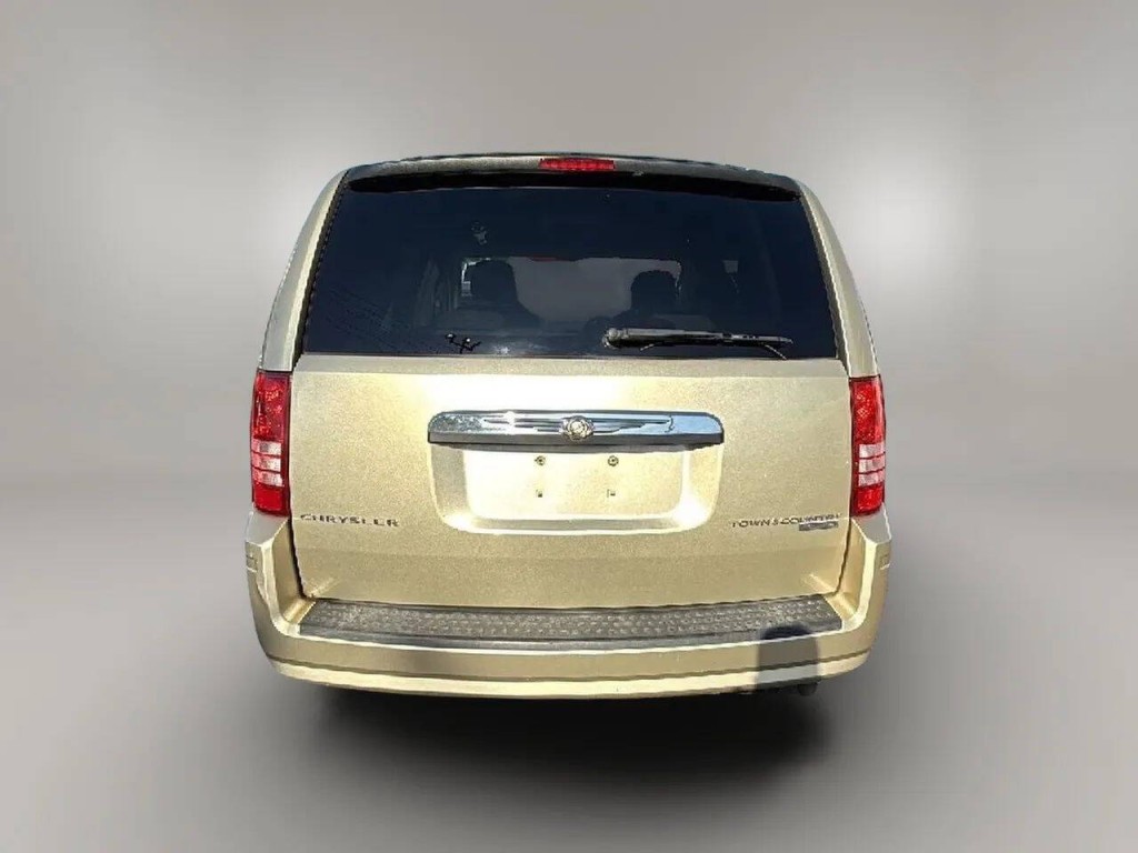 2010 Chrysler Town & Country Image 4