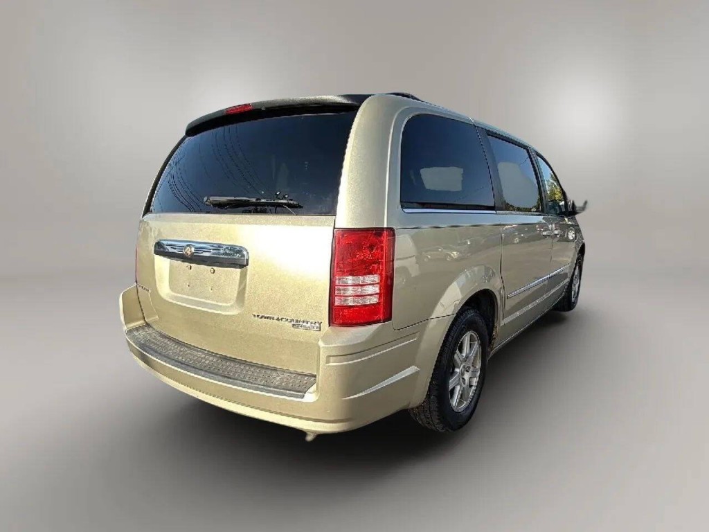 2010 Chrysler Town & Country Image 5
