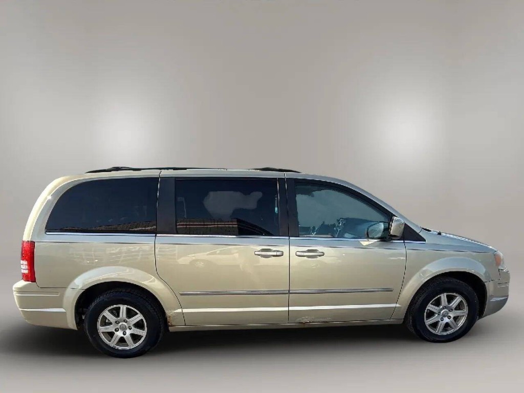 2010 Chrysler Town & Country Image 6