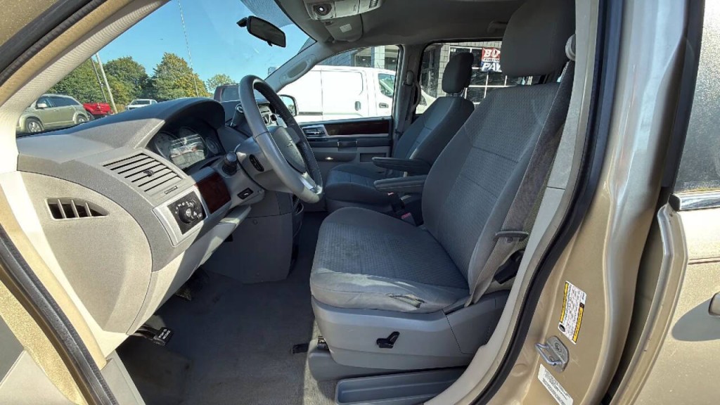 2010 Chrysler Town & Country Image 10