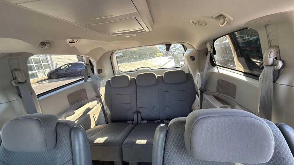 2010 Chrysler Town & Country Image 12