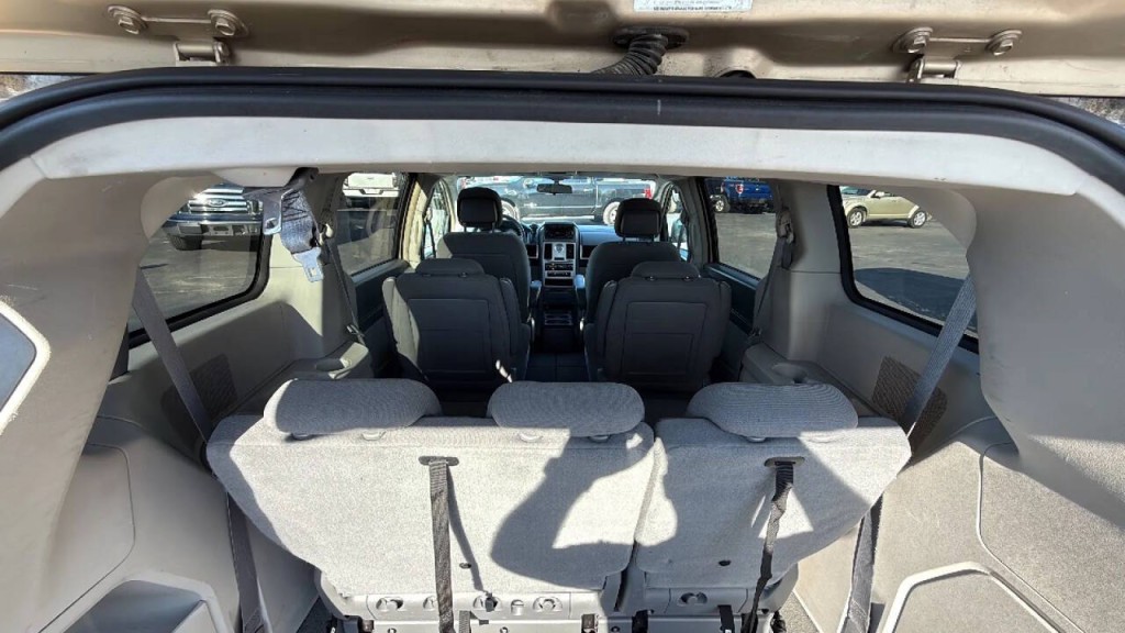 2010 Chrysler Town & Country Image 13