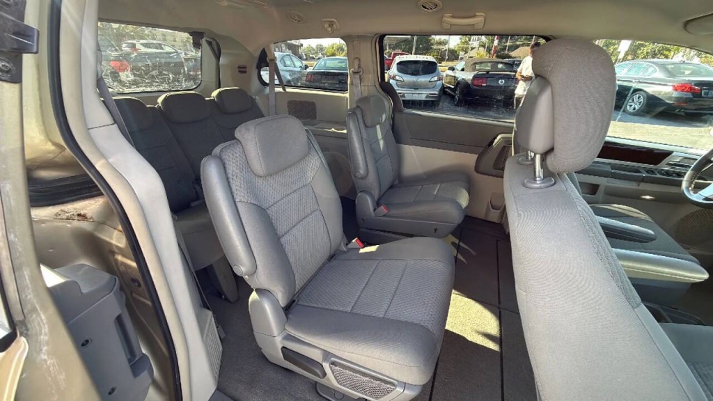 2010 Chrysler Town & Country Image 14