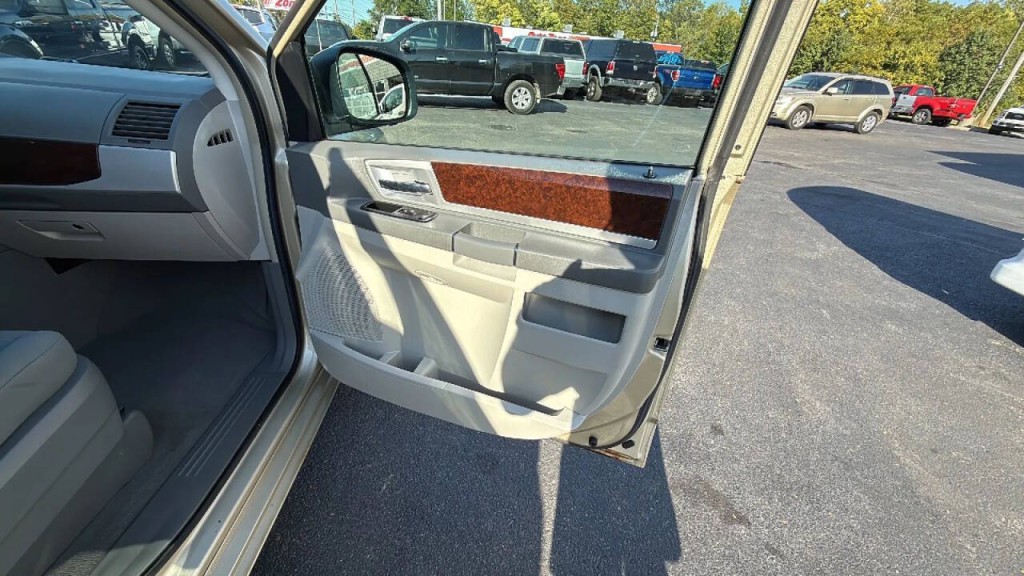 2010 Chrysler Town & Country Image 15