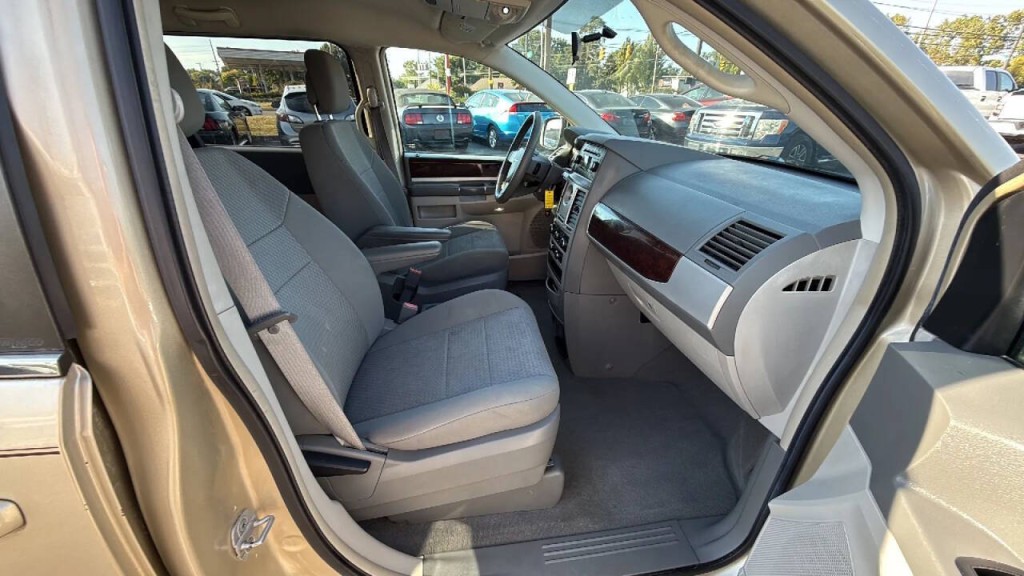 2010 Chrysler Town & Country Image 16