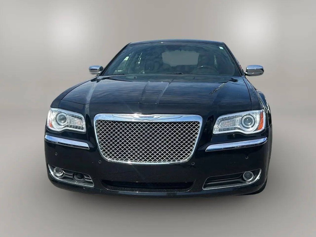 2011 Chrysler 300 Image 2