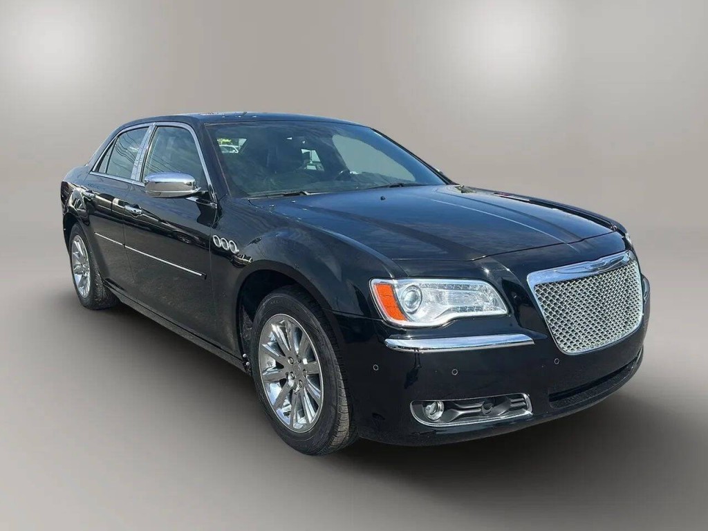 2011 Chrysler 300 Image 3