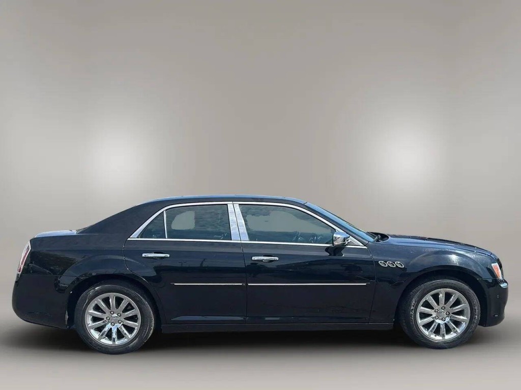 2011 Chrysler 300 Image 4