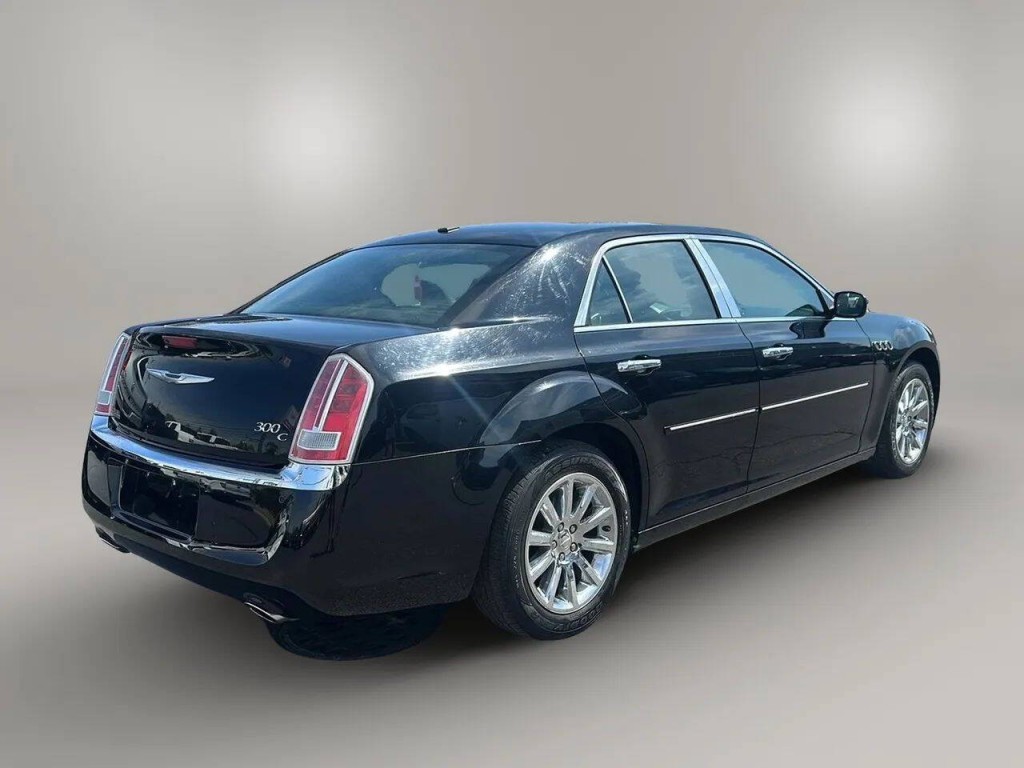 2011 Chrysler 300 Image 5