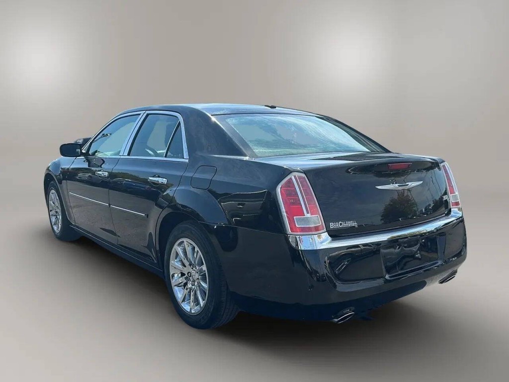 2011 Chrysler 300 Image 7