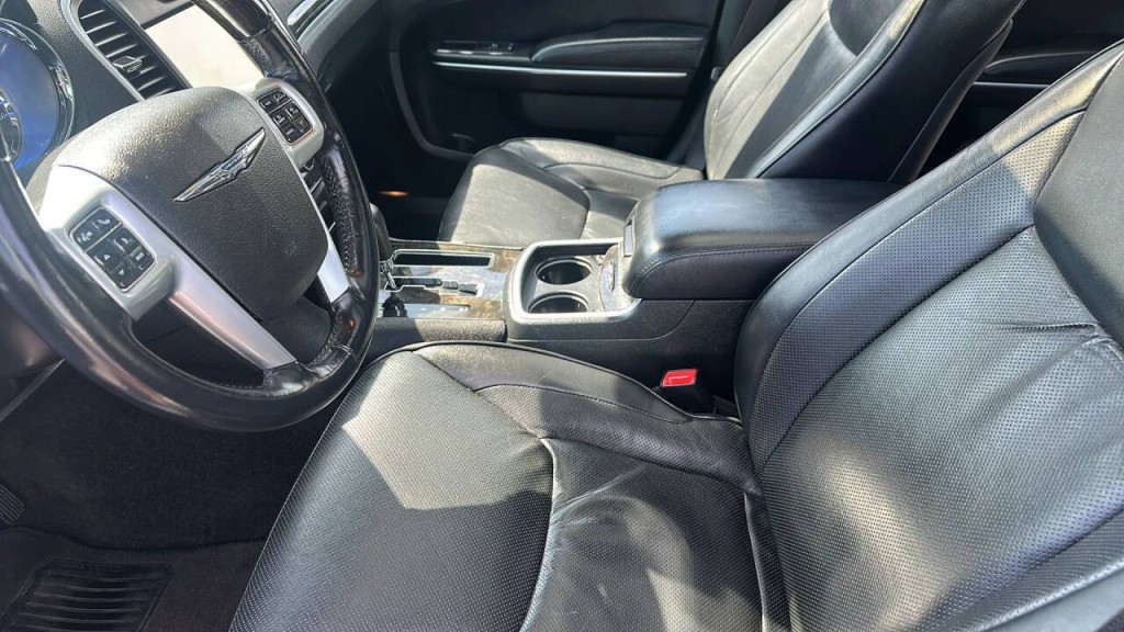 2011 Chrysler 300 Image 8