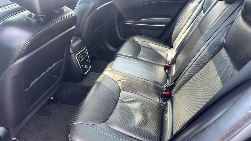 2011 Chrysler 300 Image 9