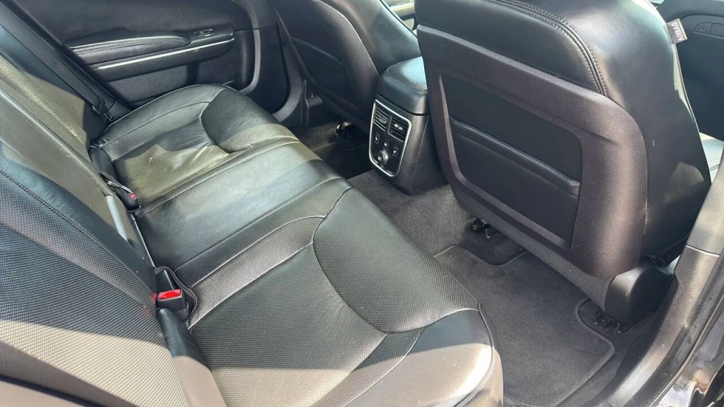 2011 Chrysler 300 Image 11