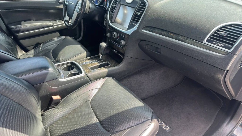 2011 Chrysler 300 Image 12