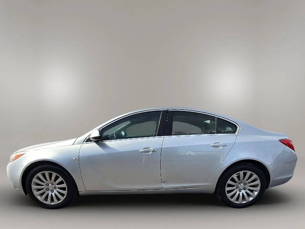2011 Buick Regal Image 2