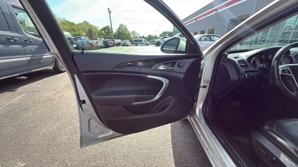 2011 Buick Regal Image 9