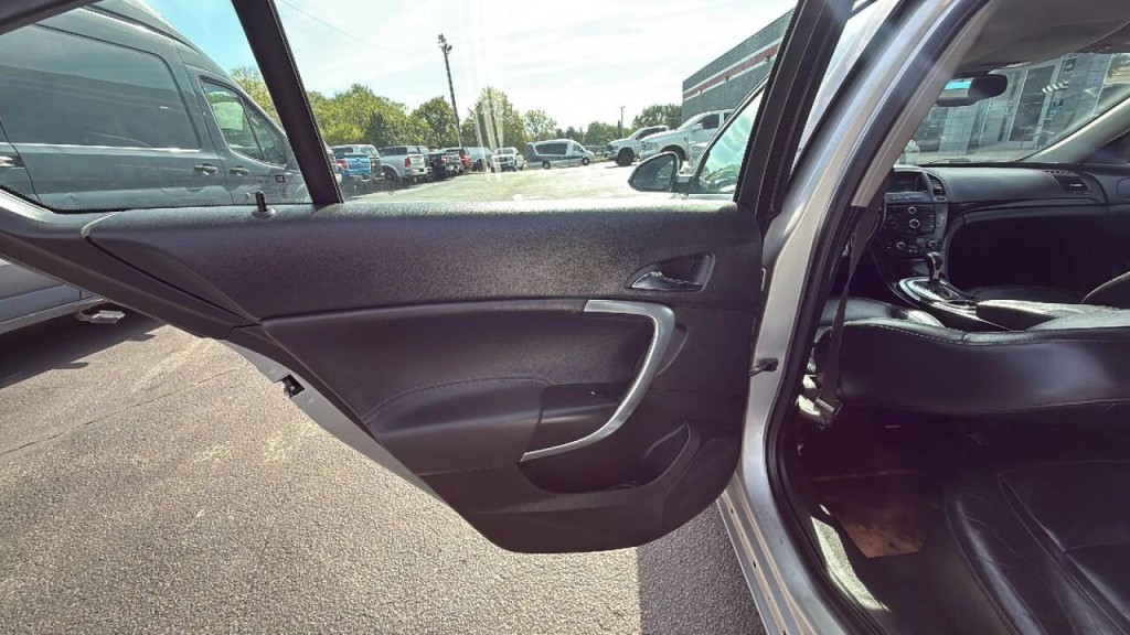 2011 Buick Regal Image 11