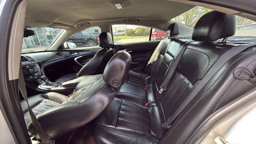 2011 Buick Regal Image 12