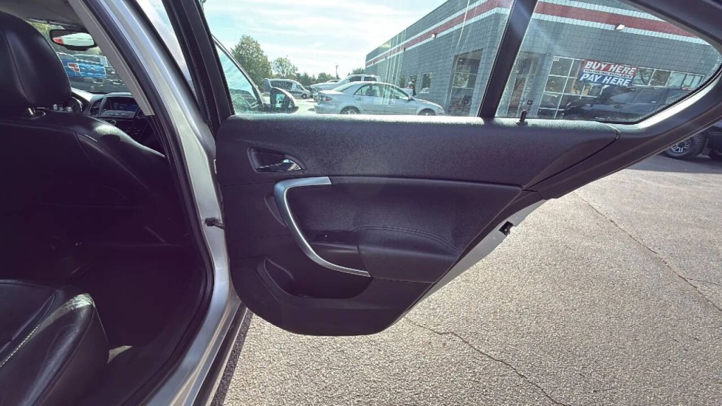 2011 Buick Regal Image 14