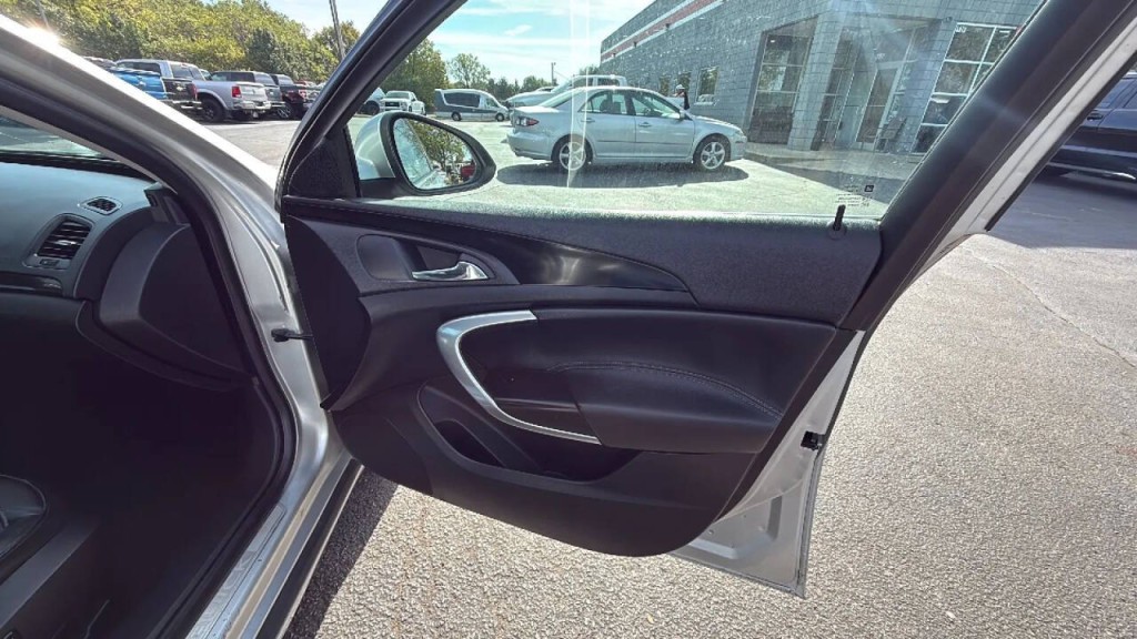 2011 Buick Regal Image 16
