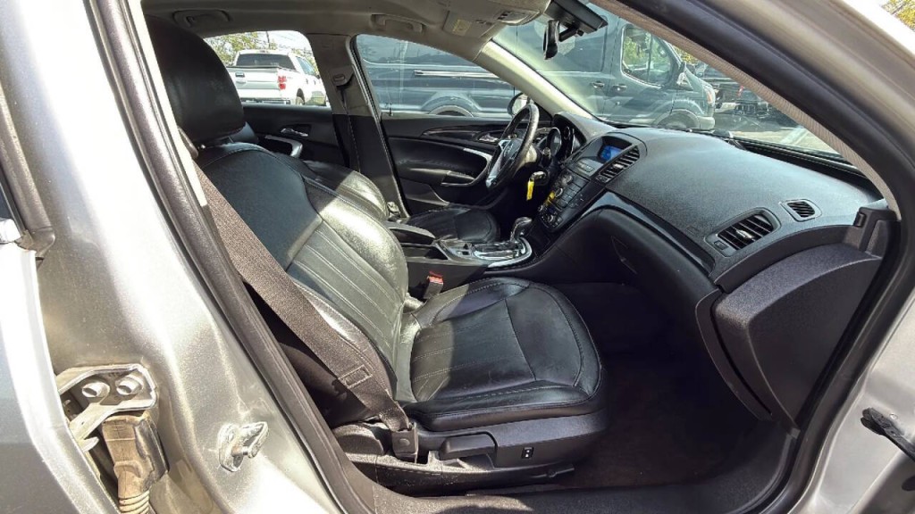 2011 Buick Regal Image 17