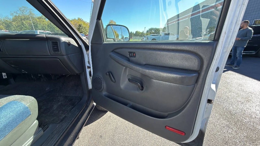 2005 Chevrolet Silverado 1500 Image 12