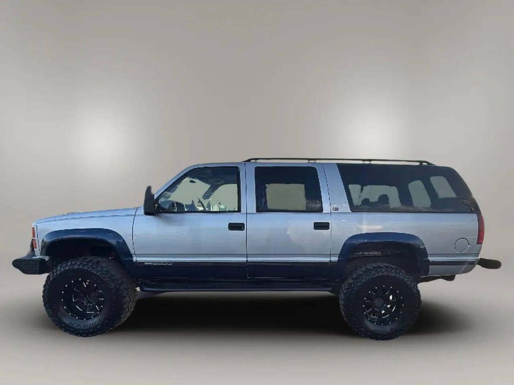 1997 GMC Suburban Image 2
