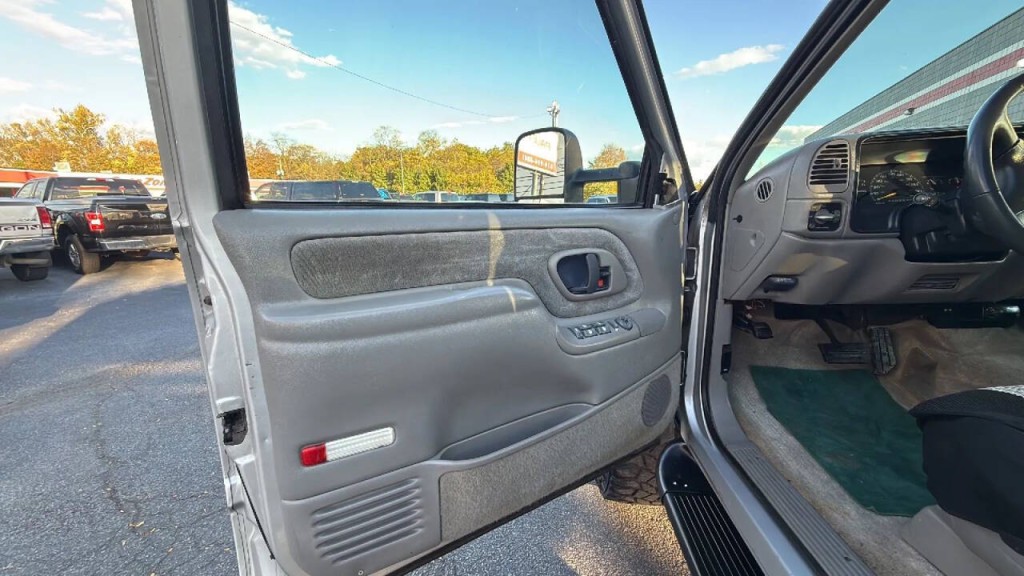 1997 GMC Suburban Image 9