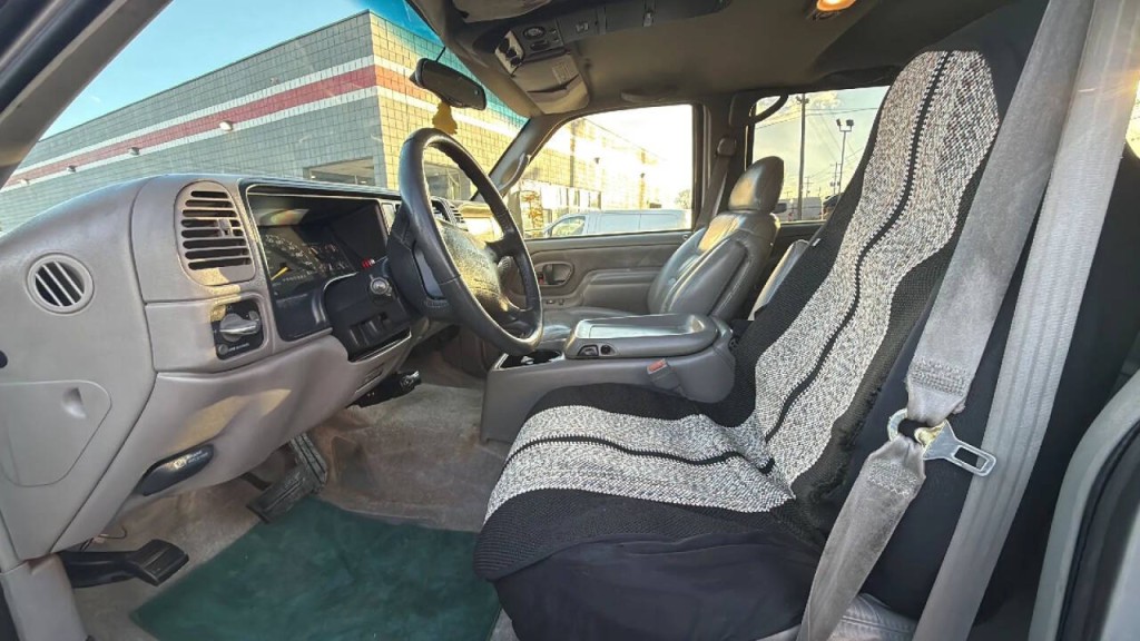 1997 GMC Suburban Image 10