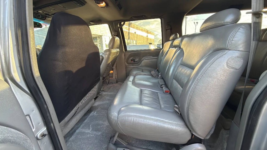1997 GMC Suburban Image 12
