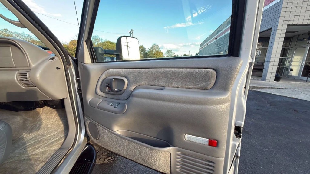 1997 GMC Suburban Image 16