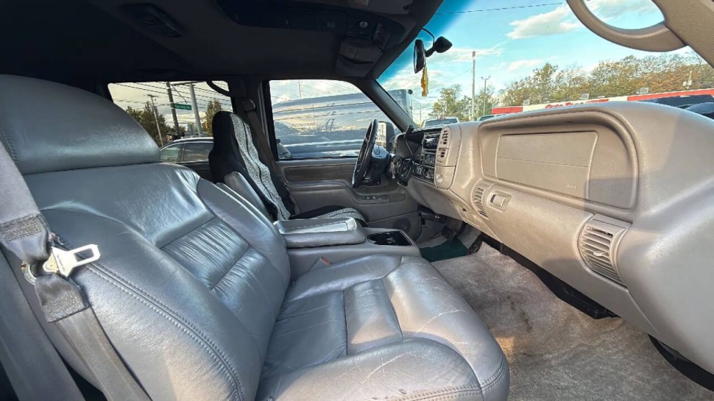 1997 GMC Suburban Image 17