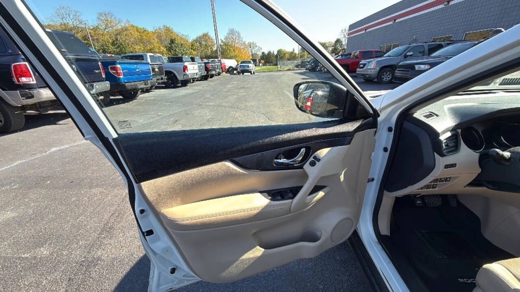 2018 Nissan Rogue Image 16
