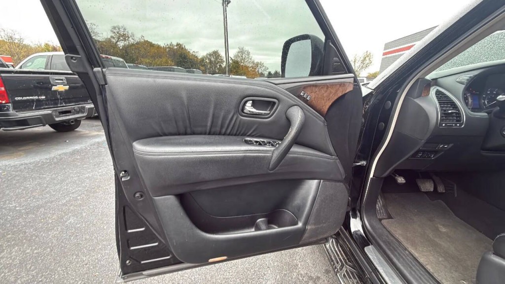 2012 INFINITI QX56 Image 9