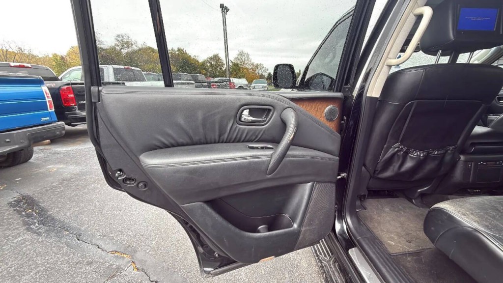 2012 INFINITI QX56 Image 11