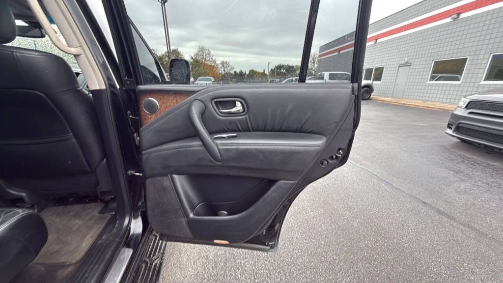 2012 INFINITI QX56 Image 15