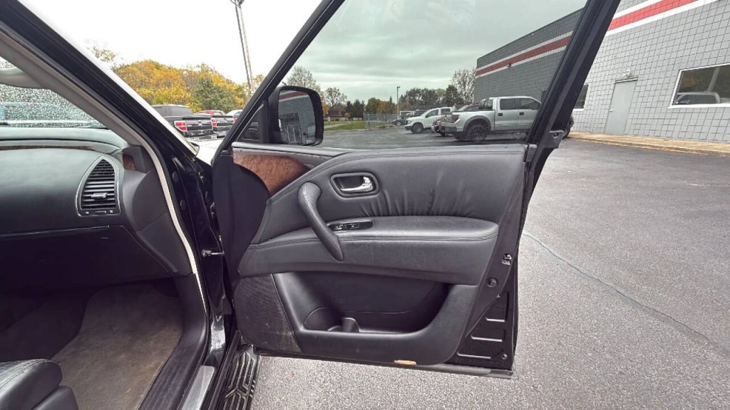 2012 INFINITI QX56 Image 17