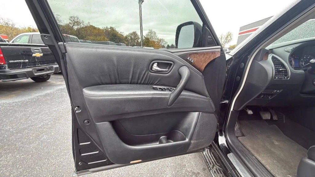 2012 INFINITI QX56 Image 9