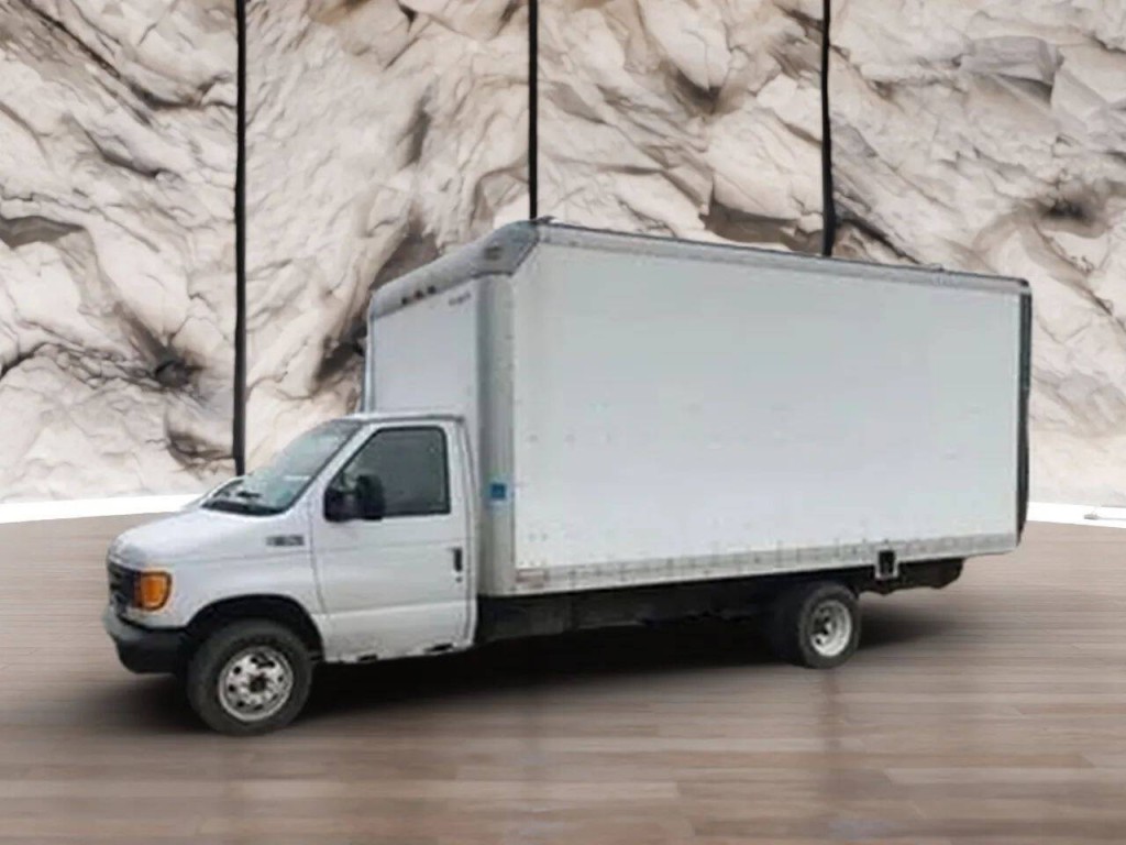 2004 Ford E-Series Image 2