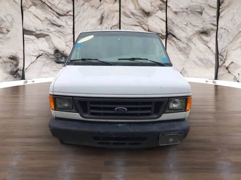 2004 Ford E-Series Image 3
