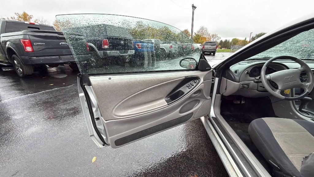 2004 Ford Mustang Image 9