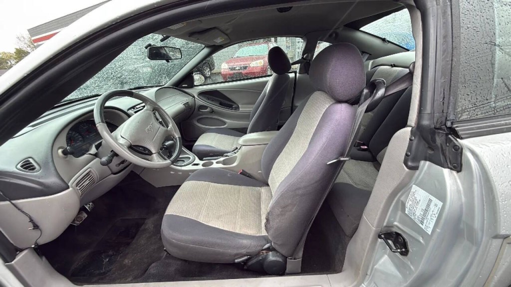 2004 Ford Mustang Image 10