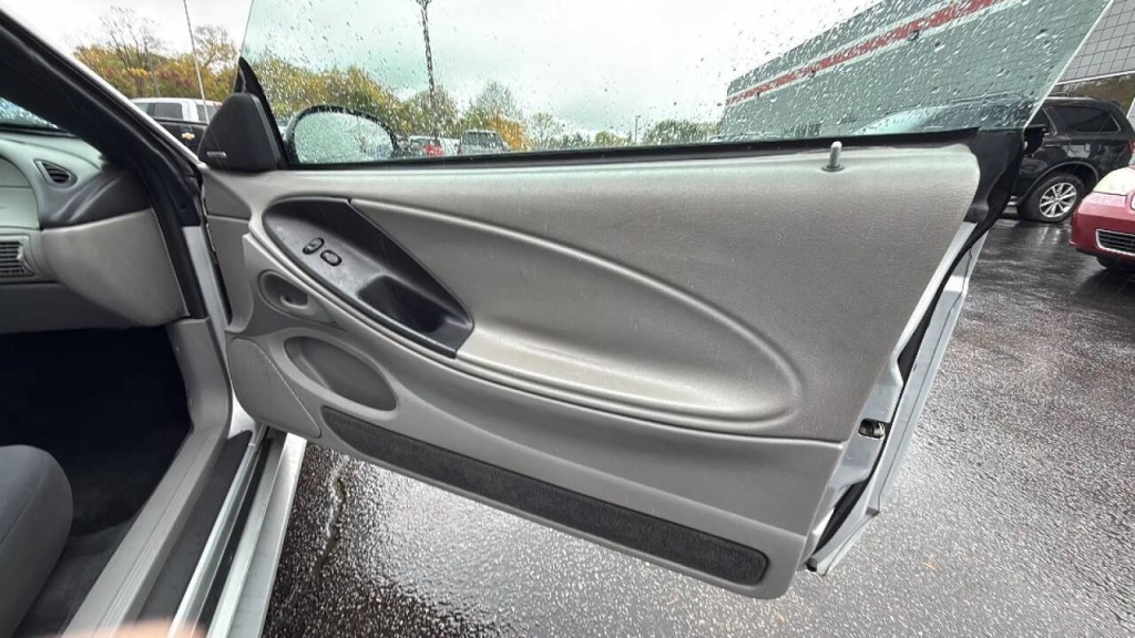 2004 Ford Mustang Image 11