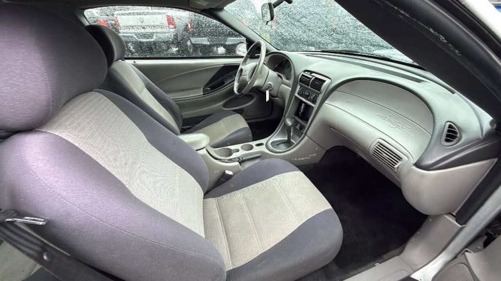 2004 Ford Mustang Image 12