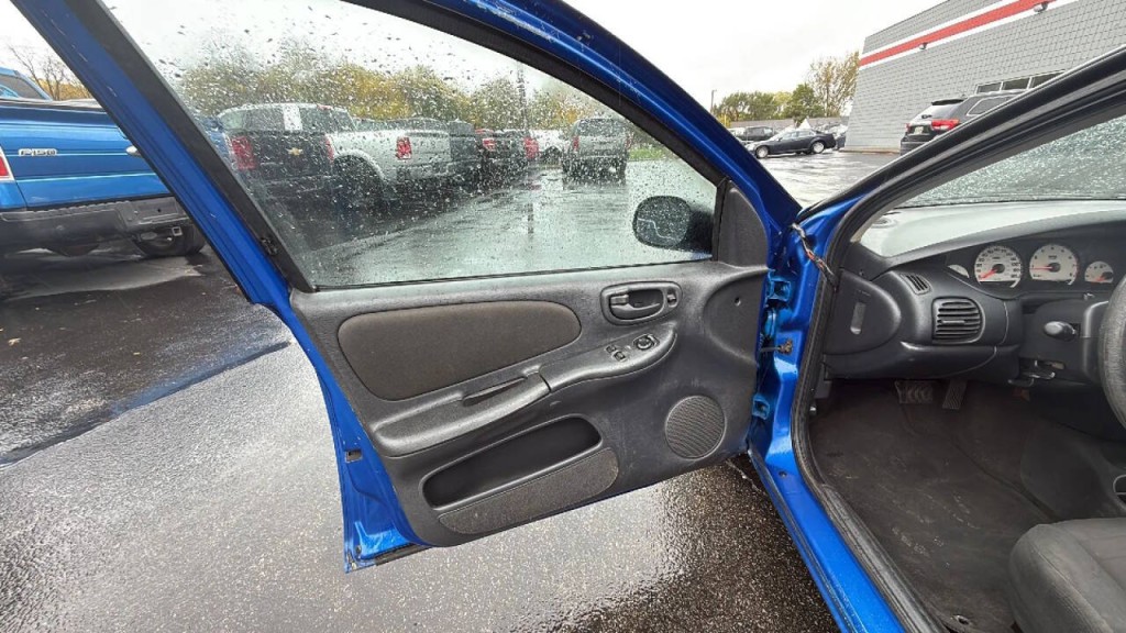 2005 Dodge Neon Image 9