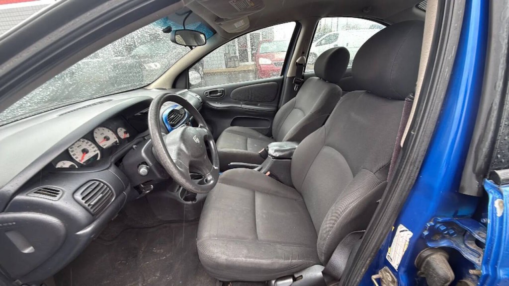 2005 Dodge Neon Image 10