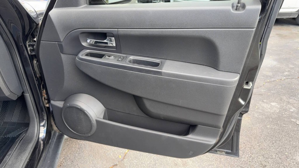 2012 Jeep Liberty Image 15