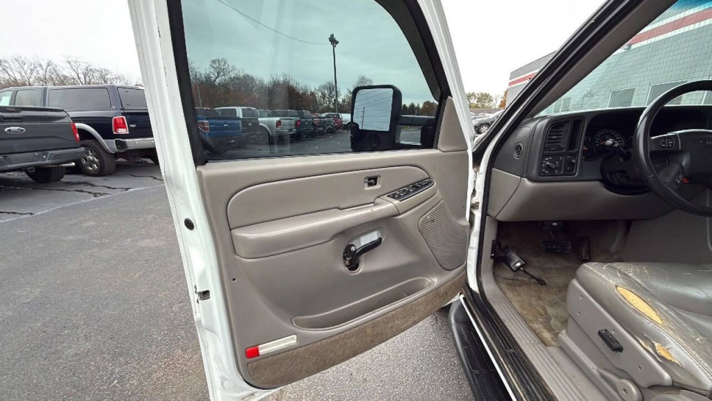 2005 GMC Yukon Image 9