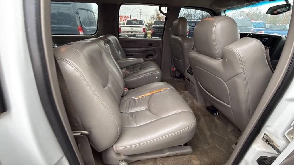 2005 GMC Yukon Image 16