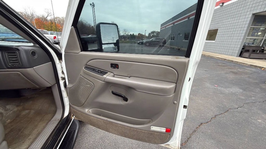 2005 GMC Yukon Image 17